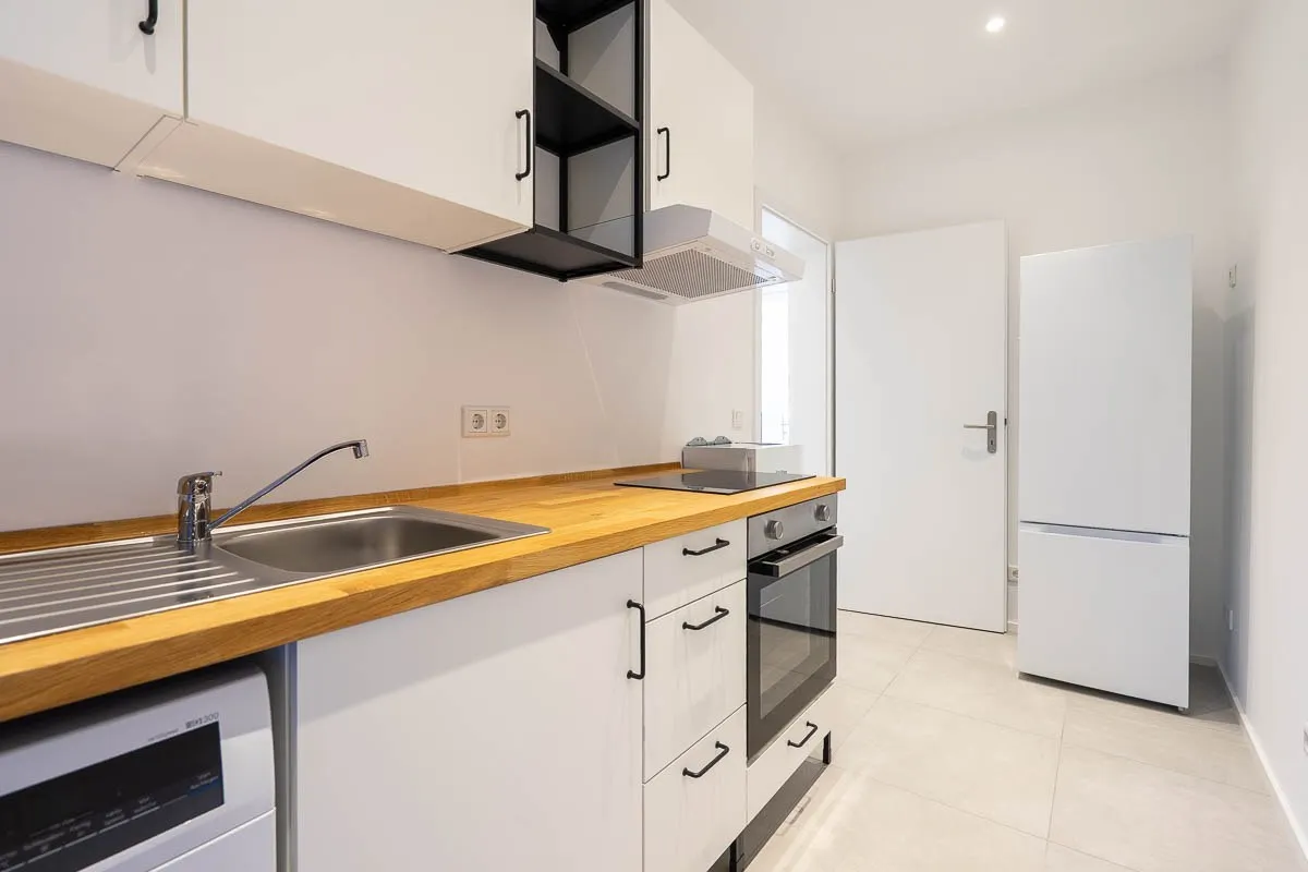 Altbau-Küche mit Holzarbeitsplatte